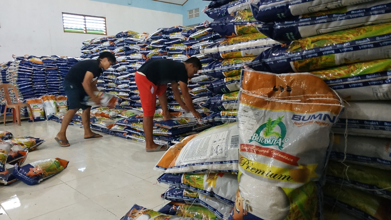 proses-bongkar-muat-nyaluran-beras-premium-oleh-bulog-beberapa-waktu-lalu.jpg