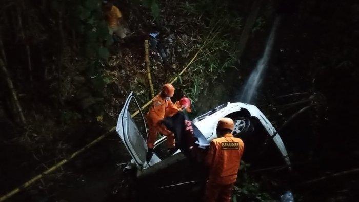 Kecelakaan Maut, Sopir Tewas Usai Mobil Korban Bersenggolan dengan Minibus hingga Masuk Jurang
