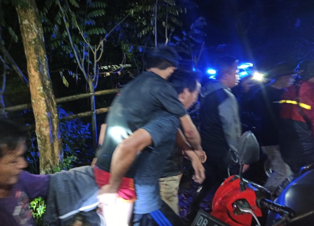proses-evakuasi-remaja-asal-minut-yang-terjatuh-di-kawasan-air-terjun-tekaan-telu-tinoor.jpg