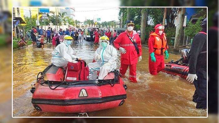 Beginilah Proses Evakuasi Warga Terpapar Covid 19 Yang Menjadi Korban Banjir, Tim Pakai APD Level 3