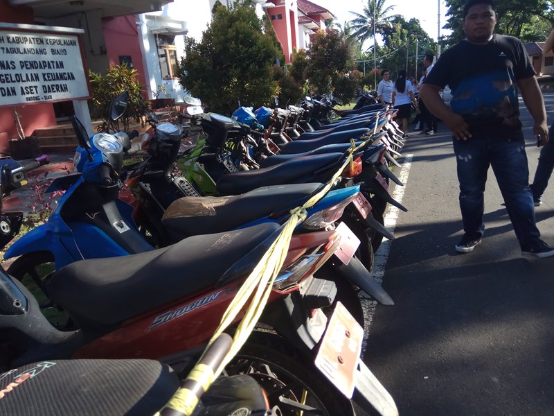 Seru Proses Lelang Puluhan Kendaraan Dinas di Sitaro