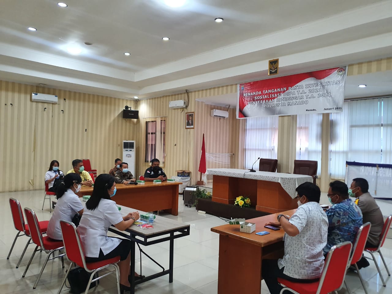 proses-mediasi-at-dengan-pihak-rs-kandouw-di-aula-polresta-manado.jpg
