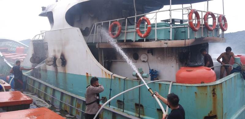 proses-pemadaman-api-terhadap-dua-kapal-ikan-yang-terbakar3.jpg