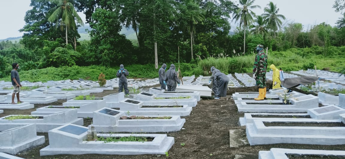 proses-pemakaman-seorang-pasieng-pdp-yang-meninggal-dunia-di-kuburkan.jpg