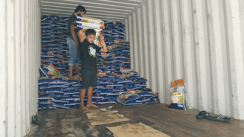 proses-penyaluran-beras-premium-bulog-di-tutuyan-boltim-beberapa-waktu-lalu.jpg