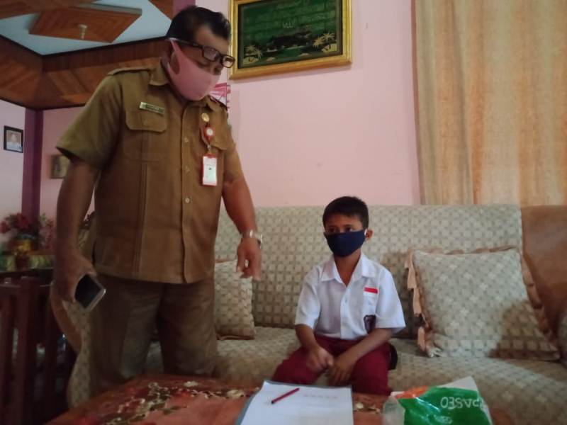 proses-ujian-semester-dari-rumah-di-kabupaten-bolsel-senin-862020-di-desa-tolondadu.jpg
