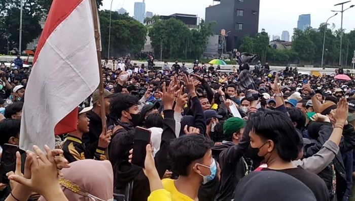 provokator-demo-11-april-2022-sempat-teriak-ade-armando-sudah-mati-sekarang-kita-ditembaki-polisi.jpg