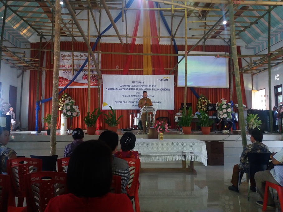 pt-bank-mandiri-persero-tbk-menyerahkan-bantuan-pembangunan-dua-gereja-di-minahasa_20171029_150337.jpg