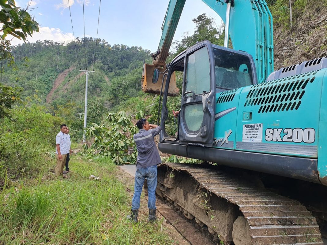 pt-pp-menerjunkan-satu-alat-berat-untuk-membuka-longsor-di-desa-totabuan-dfhgfhgfhgj.jpg