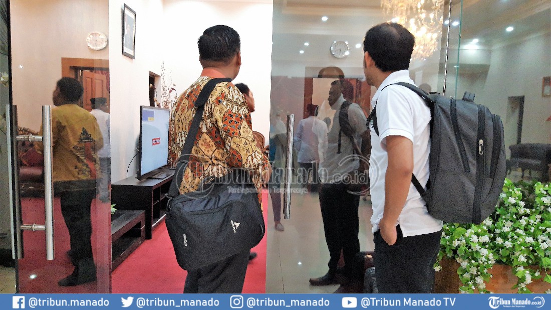 pulang-ke-jakarta-lukman-saifuddinsarapan-di-vip-bandara-sam-ratulangi.jpg