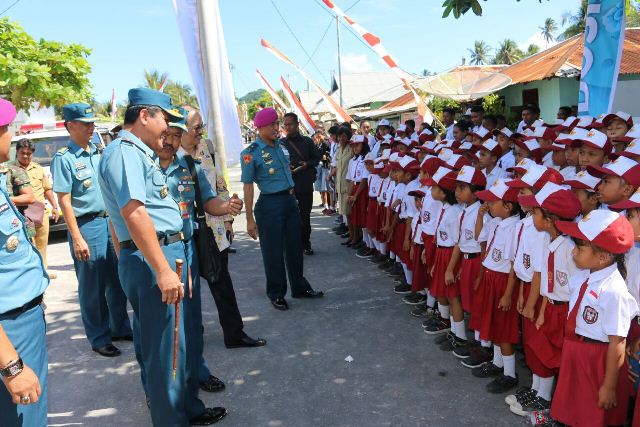 Lantamal VIII Serahkan Bantuan Bhakti TNI AL Wilayah Perbatasan 2017 di Pulau Miangas