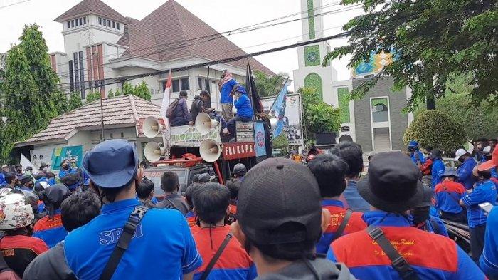 puluhan-buruh-kena-phk-karena-ikutunjuk-rasa-tolak-uu-cipta-kerja-juga-tak-diberi-pesangon.jpg
