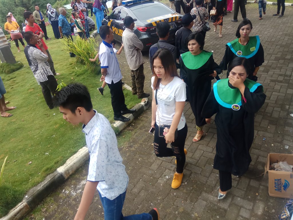puluhan-calon-wisudawan-sempat-tak-dipanggil-dalam-prosesi-wisuda-unima.jpg