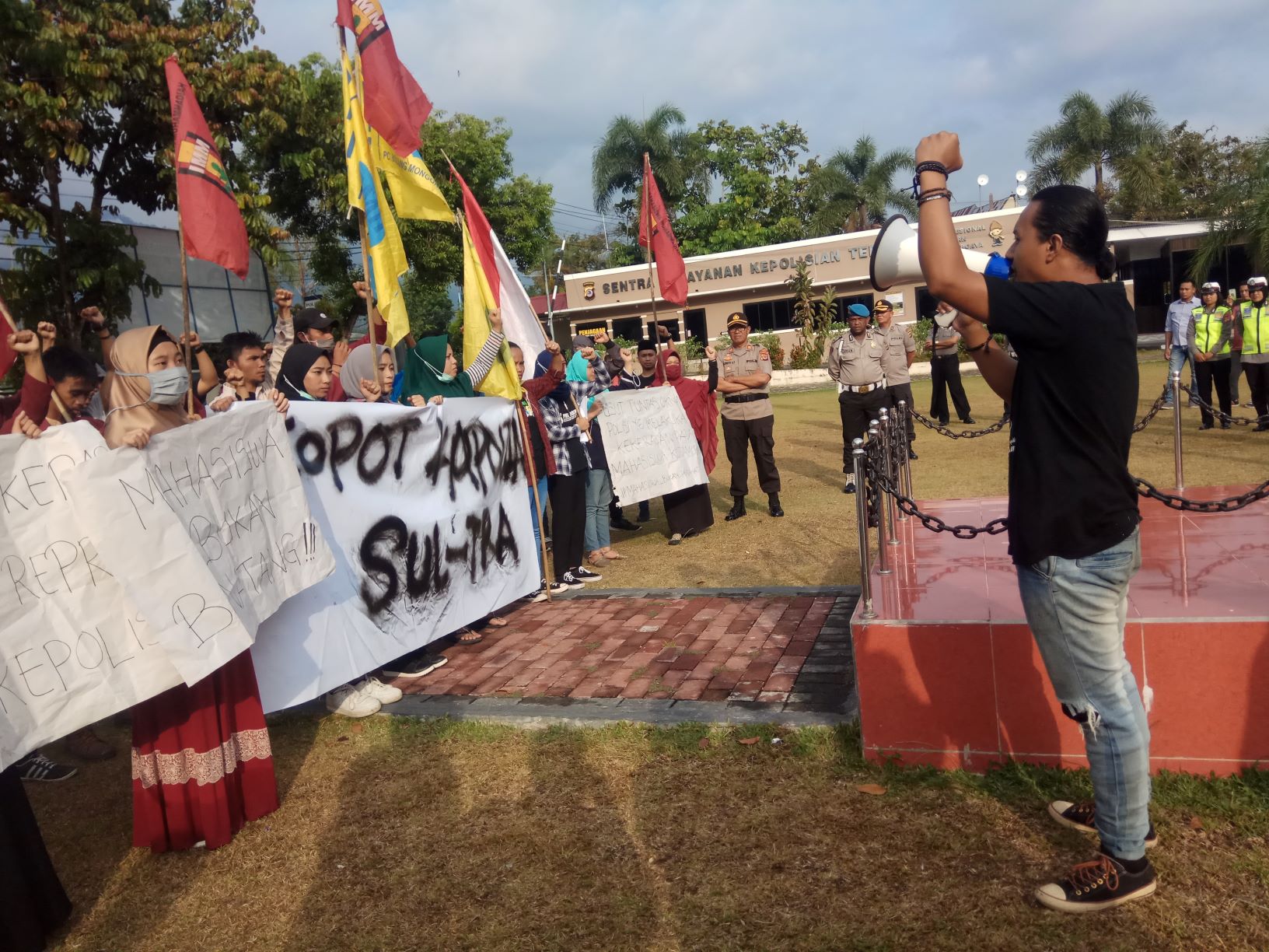Puluhan Mahasiswa Bolaang Mongondow Raya Demo Polres Kotamobagu, Ini Tuntutannya
