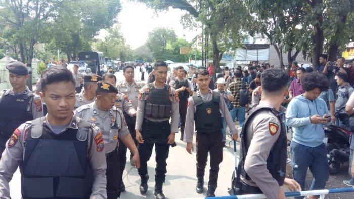 puluhan-polisi-disiagakan-untuk-mengamankan-lokasi-terjadinya-26236.jpg