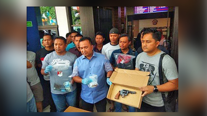 Pria Ini Curi Senjata Api Milik Polisi dan Terjadi Baku Tembak, Nyawa Pelaku Tak Terselamatkan
