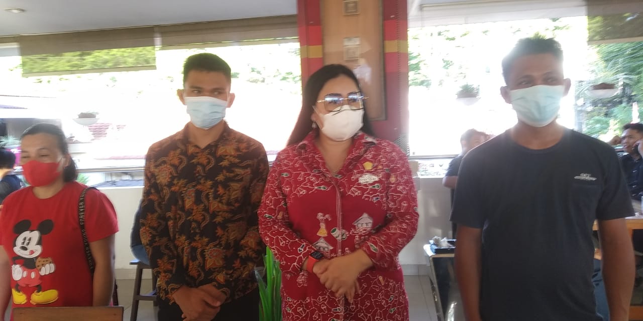 rafael-malalangi-dan-keluarga-bersama-anggota-dprd-sulut-sandra-rondonuwu-78.jpg