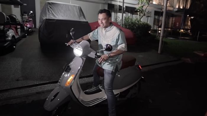 raffi-ahmad-yang-naik-vespa-pemberian-arief-muhammad.jpg