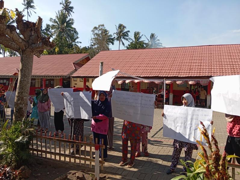 BREAKING NEWS Orangtua Siswa Lakukan Aksi Demo di SDN Inpres Klabat Dimembe Minut Sulawesi Utara