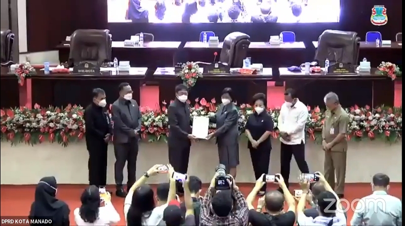 rapat-paripurna-dprd-manado-dengan-pemerintah-kota-manado-dihelat-jumat-19112021.jpg