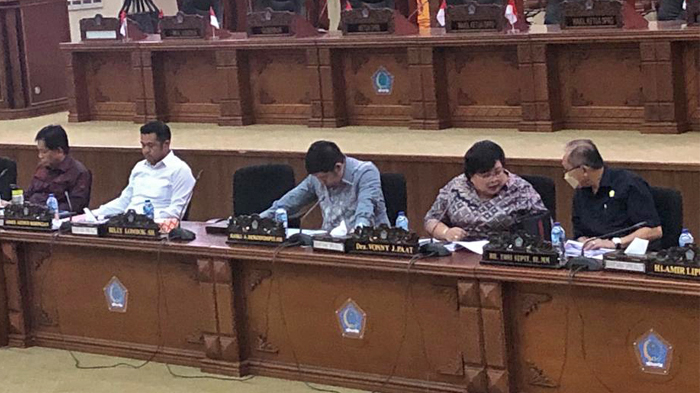 rapat-paripurna-dprd-sulut.jpg