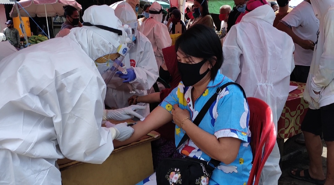 rapid-test-di-pasar-serasi.jpg