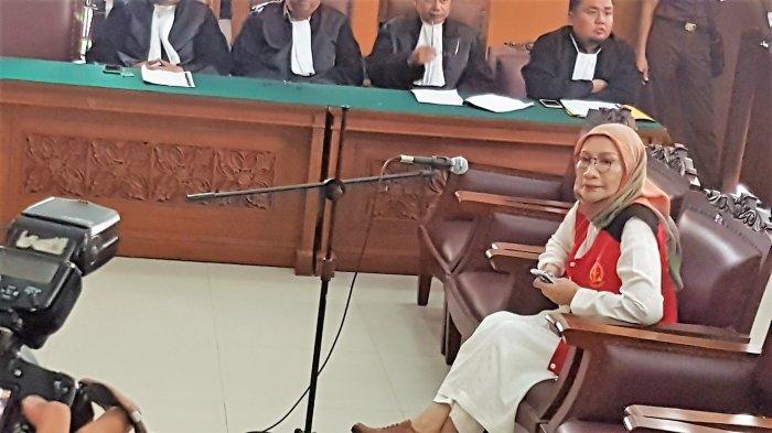 ratna-sarumpaet-duduk-di-kursi-persidangan.jpg
