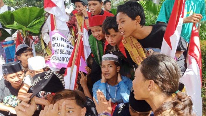 Ratusan Anak-anak Jauh-jauh Datang Ikut Aksi 212, Beri Pesan Untuk Penguasa: Kita Bela Kebenaran
