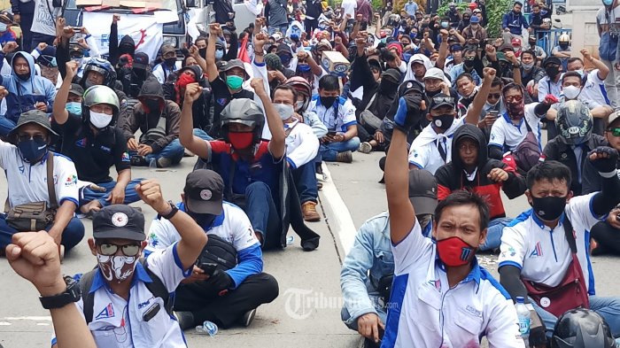 ratusan-buruh-yang-tergabung-dalam-federasi-serikat-pekerja-metal-indonesia-fspmi.jpg
