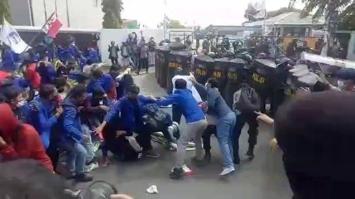 ratusan-mahasiswa-bekasi-terlibat-bentrok-dengan-aparat-kepolisian.jpg