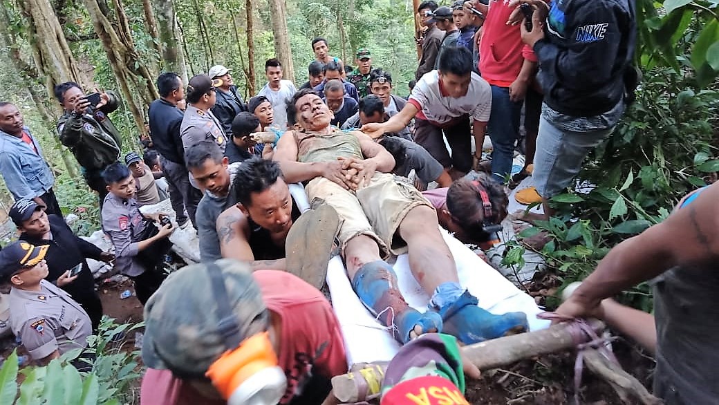 ratusan-personel-polri-bantu-evakuasi-korban-longsor-di-tambang-desa-bakan-bolmong.jpg