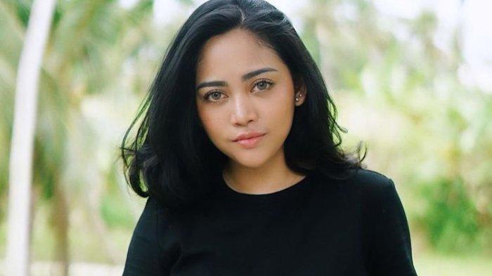 Reaksi Rachel Vennya saat Tiba Penuhi Panggilan Polda Metro Jaya, Ditemani Salim Nauderer