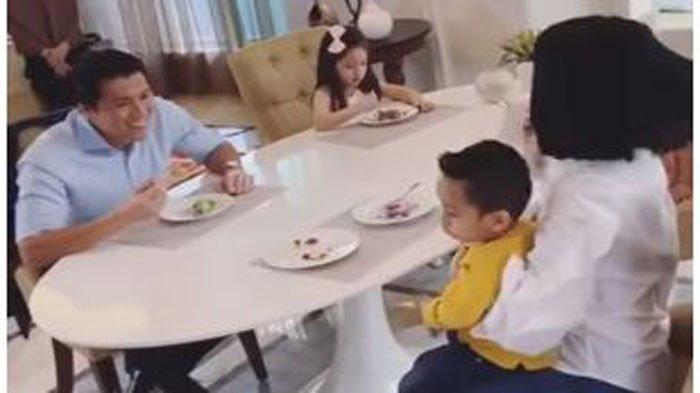 Reino Barack 'Sumringah' Saat Syuting Iklan Produk Bareng Sang Istri