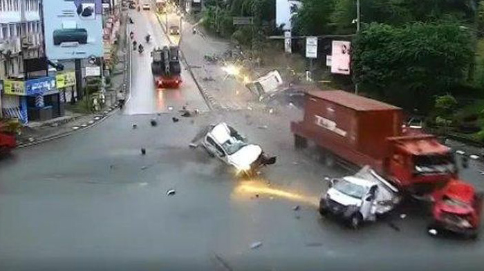 rekaman-cctv-detik-detik-kecelakaan-beruntun-di-simpang-rapak-balikpapan.jpg
