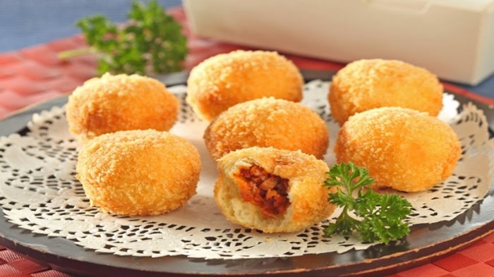 Resep Camilan Spesial Teman Ngopi: Roti Goreng Kornet Pedas