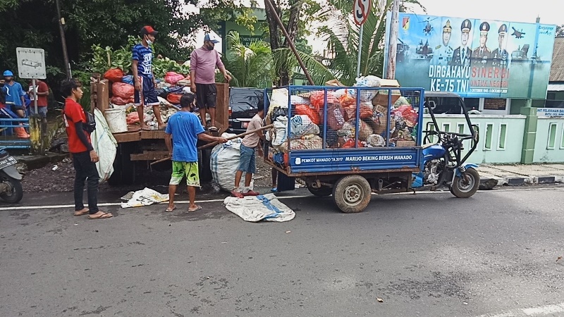 Ribuan ASN Bersihkan Sampah Manado, Ketemu Pakaian, Masker Hingga Ban Mobil di Got