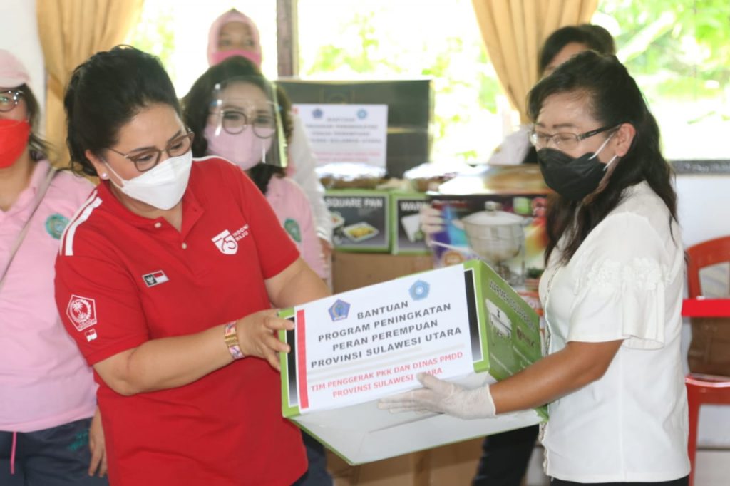 rita-tamuntuan-serahkan-bantuan-peralatan-katering-di-minut.jpg