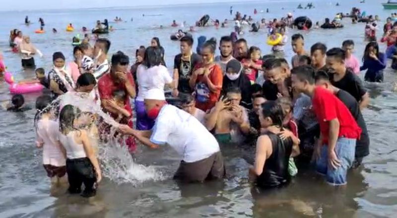 Ritual Mandi Safar dan Tolak Bala Warga Sapa Raya, Berharap Pandemi Covid-19 Segera Berakhir