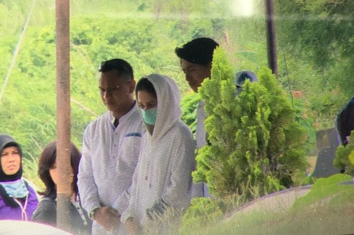 Cut Meyriska Terlihat Temani Roger Danuarta di Pemakaman Ibunya