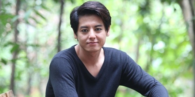 Kabar Terbaru Artis Peran Roger Danuarta Setelah Jadi Mualaf, Tampil Lebih Islami & Kencan Go Public