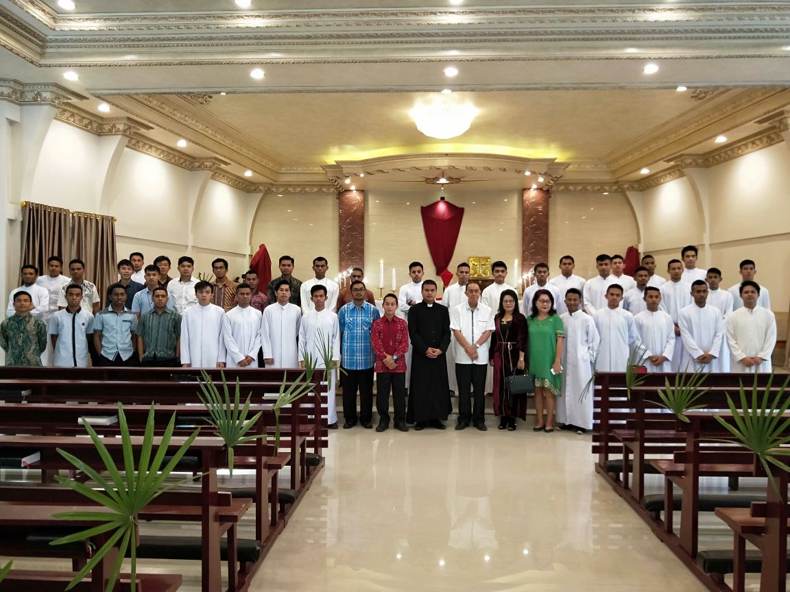 ror-rd-dengan-umat-seminari-hati-kudus-yesus-pineleng_20180325_210229.jpg
