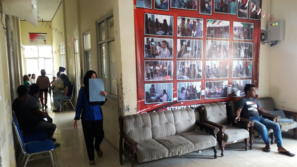 Warga Saling Berdesakan di Ruang Antrian Disdukpencapil Bolmong