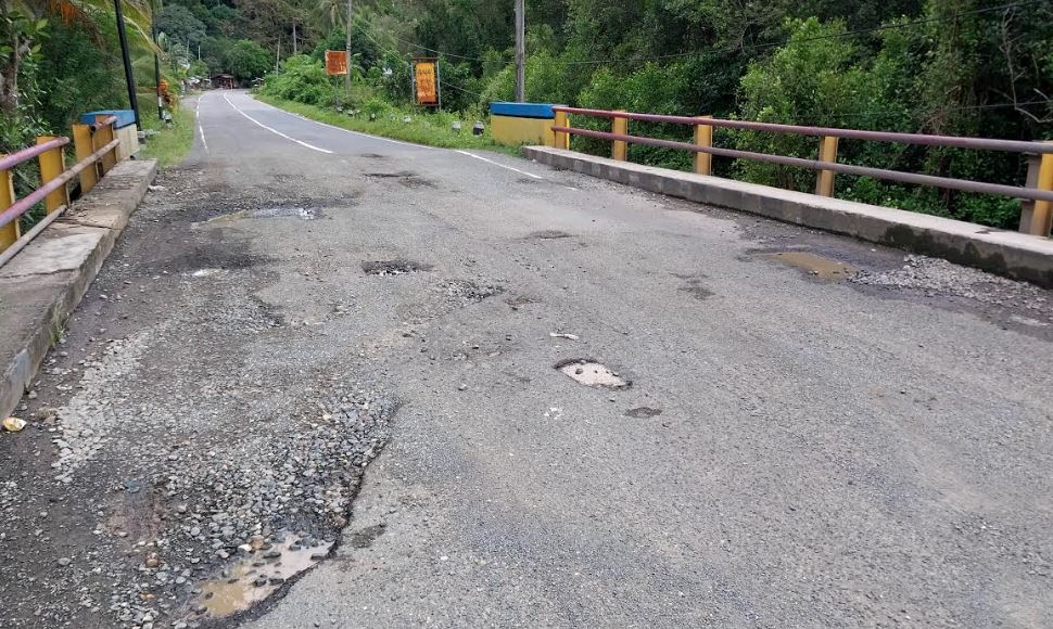 ruas-jalan-di-kabupaten-bolmut-rusak-dan-berlubang.jpg