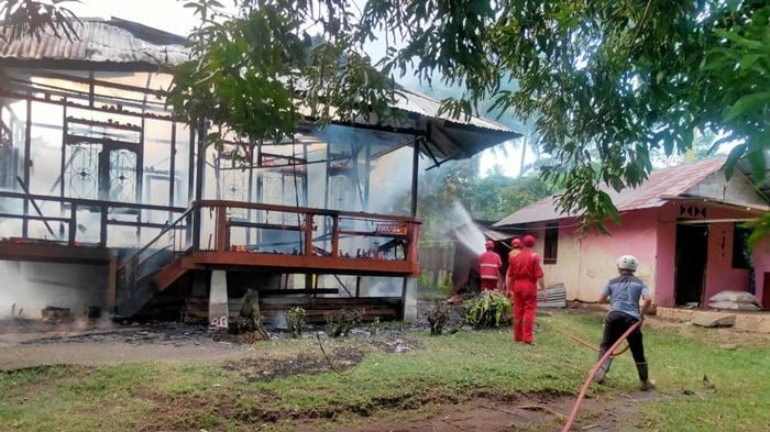rumah-semi-permanen-yang-terbakar-di-Desa-Kaasar-Kecamatan-Kauditan-Minut.jpg