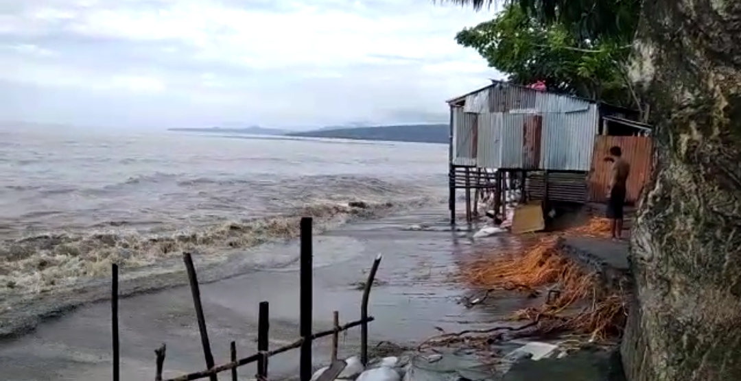 rumah-warga-yang-terdampak-ombak-di-pesisir-pantai-kelurahan-inabonto.jpg