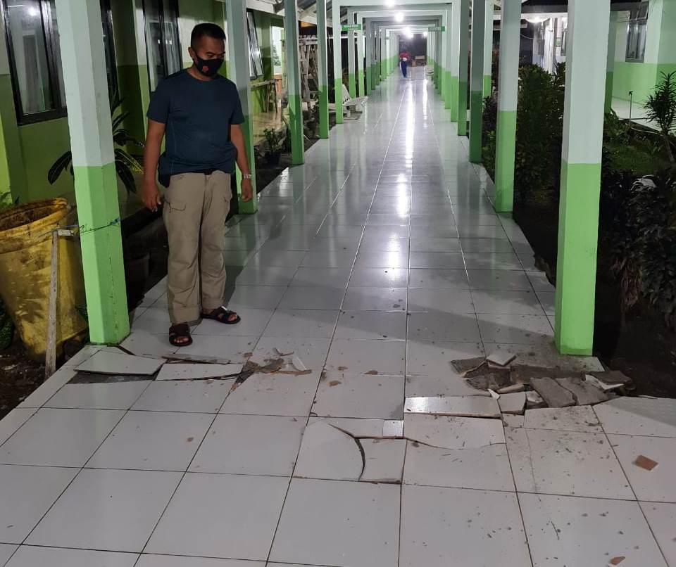 rusak-dihantam-gempa.jpg