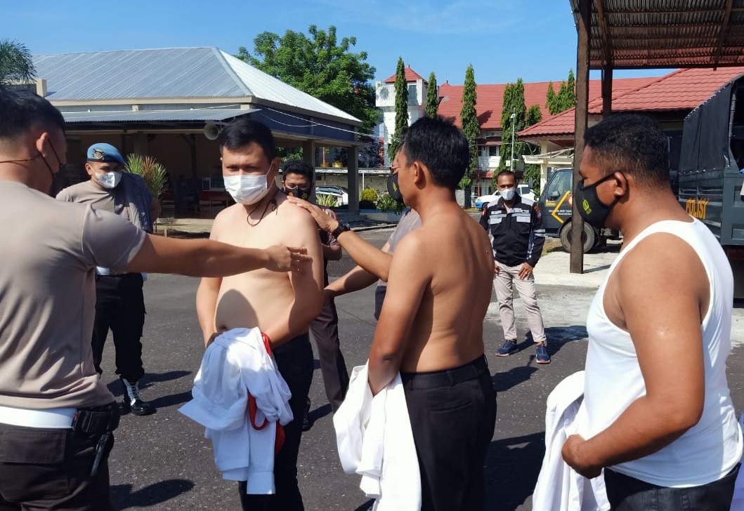 Propam Polres Minahasa Selatan Razia Tato, Semua Polisi Disuruh Tanggalkan Baju