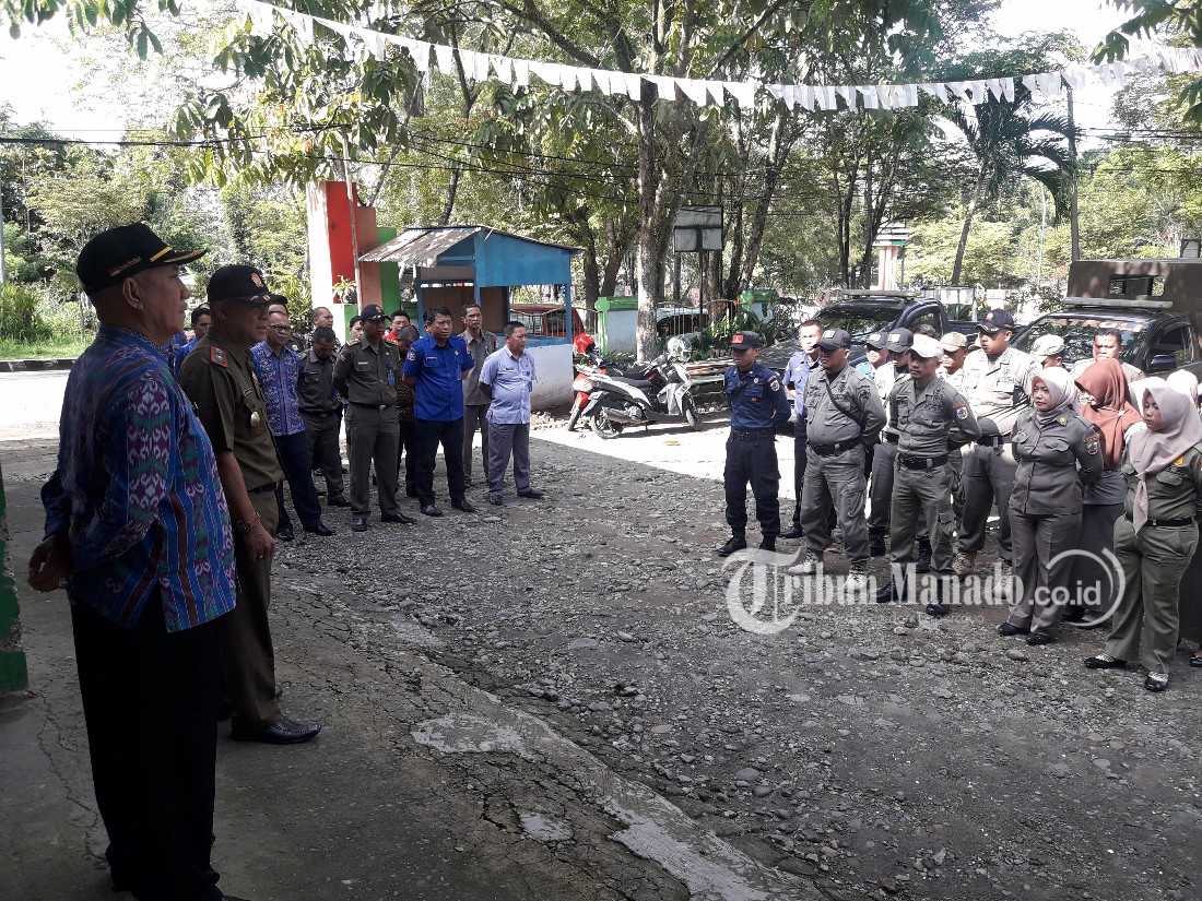 saat-apel-sebelum-pemasangan-papan-penutupan-di-kios-pasar-23-maret.jpg
