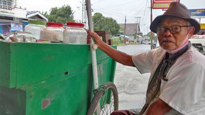 sadikun-penjual-es-cendol-di-desa-kawiley-kauditan-kabupaten-minahasa-utara.jpg