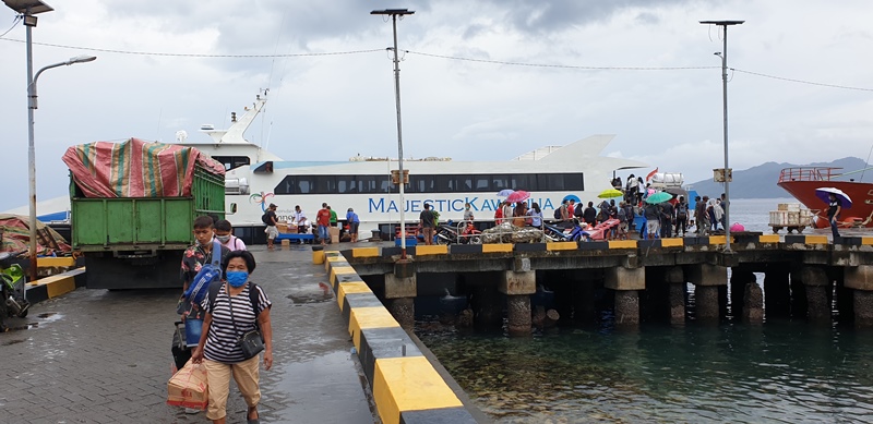 salah-satu-kapal-penumpang-yang-melayani-rute-pelayaran-dari-dan-menuju-sitarohjh.jpg